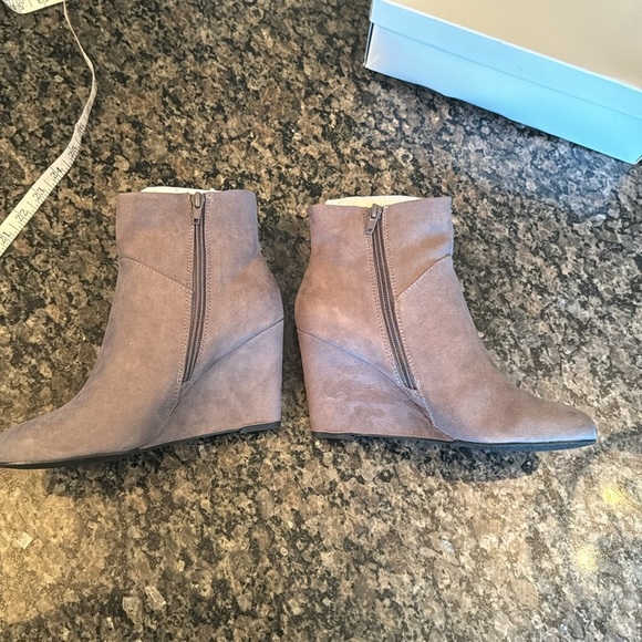 Report Maylee Grey wedge bootie NIB 9 - Picture 7 of 8
